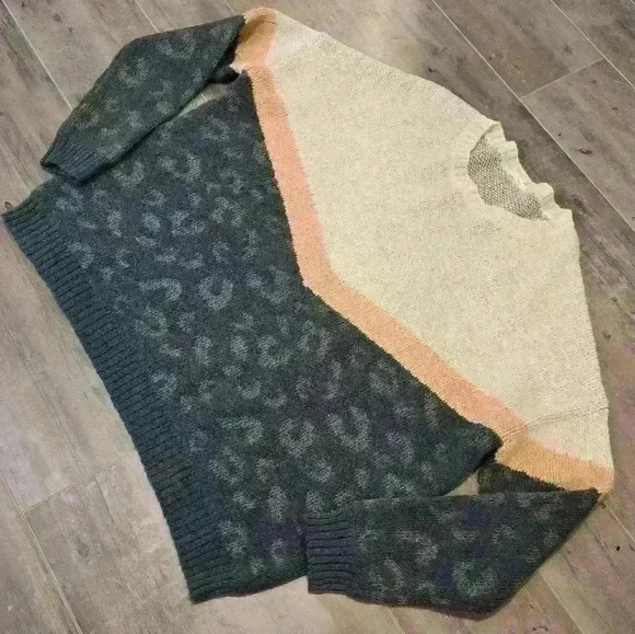 Easel Cheetah Crewneck Sweater - Picture 2 of 6